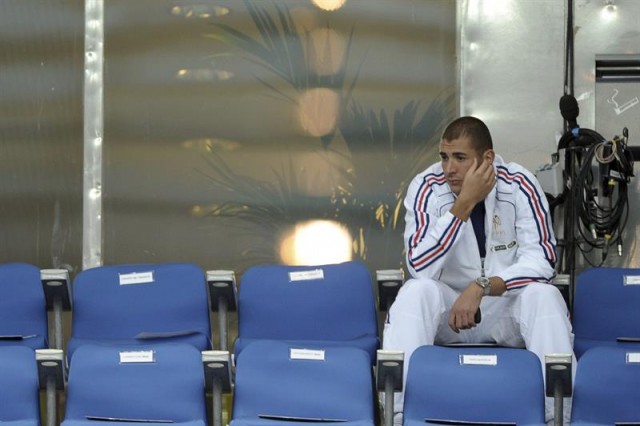 Fotografía de archivo fechada el 3 de septiembre de 2010 que muestra al delantero francés Karim Benzemá durante un partido de la fase de grupos para la Eurocopa 2012 disputado entre Francia y Bielorrusia en en Saint-Denis, cerca de París (Francia). EFE