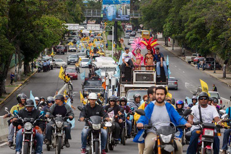 Oposición realizó caravana nacional en segundo día de campaña