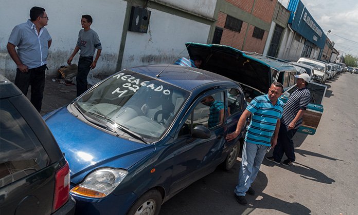 Cuatro días y noches en cola para comprar una batería