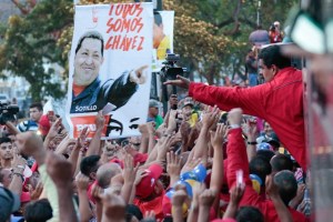 ¡Hugooo, tócame! parece implorar Maduro (fotodetalle)