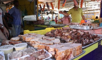 Sólo charcutería venden polleros del mercado municipal de Anaco