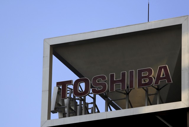 El logo de Toshiba en su sede en Tokio. REUTERS/Yuya Shino/Files