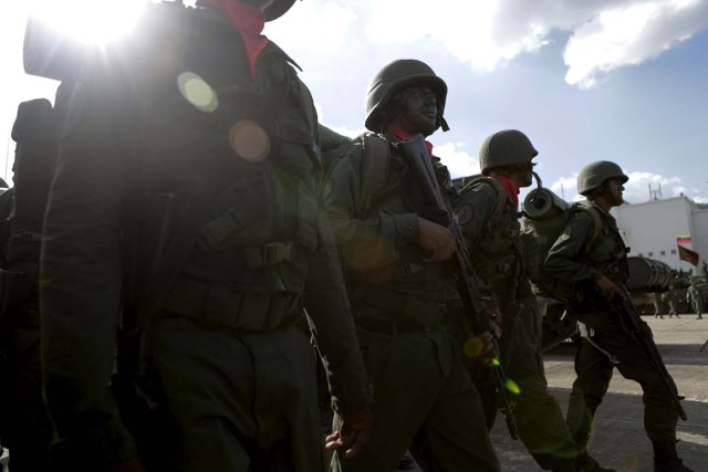 Venezuelan soldiers take part in a military parade in Caracas, December 12, 2015. REUTERS/Marco Bello       FOR EDITORIAL USE ONLY. NO RESALES. NO ARCHIVE.