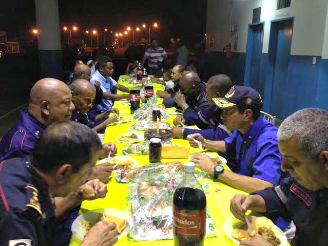 Capriles compartió cena de Navidad con los Bomberos de Río Chico