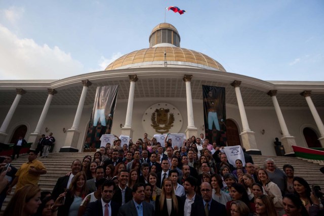 CAR01. CARACAS (VENEZUELA), 11/01/2016.- Familiares de políticos presos posan para un retrato hoy, lunes 11 de enero de 2016, en las instalaciones de la Asamblea Nacional en Caracas (Venezuela). Un grupo de familiares, abogados y activistas de derechos humanos consignó hoy ante el Parlamento venezolano un proyecto de ley de amnistía que permitiría la liberación de, entre otros, el opositor Leopoldo López condenado a casi 14 años por la violencia en una marcha antigubernamental. EFE/MIGUEL GUTIERREZ