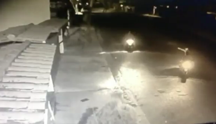 VIDEO: A punta de pistola, lo bajaron de su moto en plena avenida de Macaracuay