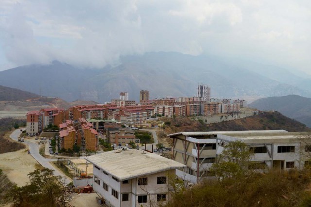 TO GO WITH AFP STORY BY VALENTINA OROPEZA Overview of Caribia town, outskirts of Caracas, on January 26, 2016. During the last week the Venezuelan government and the opposition-controlled parliament became inmersed in a bitter debate over the state-subsidized housing.  AFP PHOTO/FEDERICO PARRA / AFP / FEDERICO PARRA