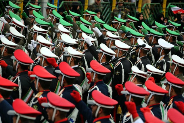 Irán marcha guardias durante las celebraciones en la plaza Azadi de Teherán (Plaza de la Libertad), con motivo del 37 aniversario de la revolución islámica, el 11 de febrero de 2016. Los iraníes agitaron "Muerte a Estados Unidos" banners y tomaron autofotos con un misil balístico, ya que marcan 37 años transcurridos desde la revolución islámica, semanas después de que Irán finalizar un acuerdo nuclear con las potencias mundiales.