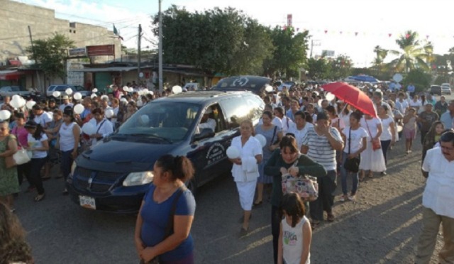 Funeral por el sacerdote asesinado en Ciudad Altamirano en 2014.  EFE