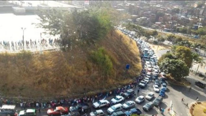 La cola para comprar en Bicentenario de Terrazas del Ávila llega a la autopista