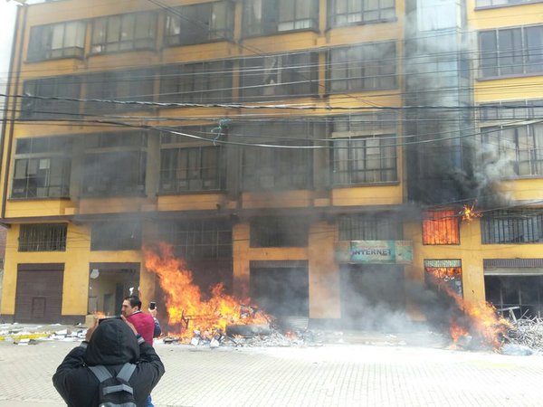 Seis muertos deja saqueo y quema de alcaldía de El Alto en Bolivia