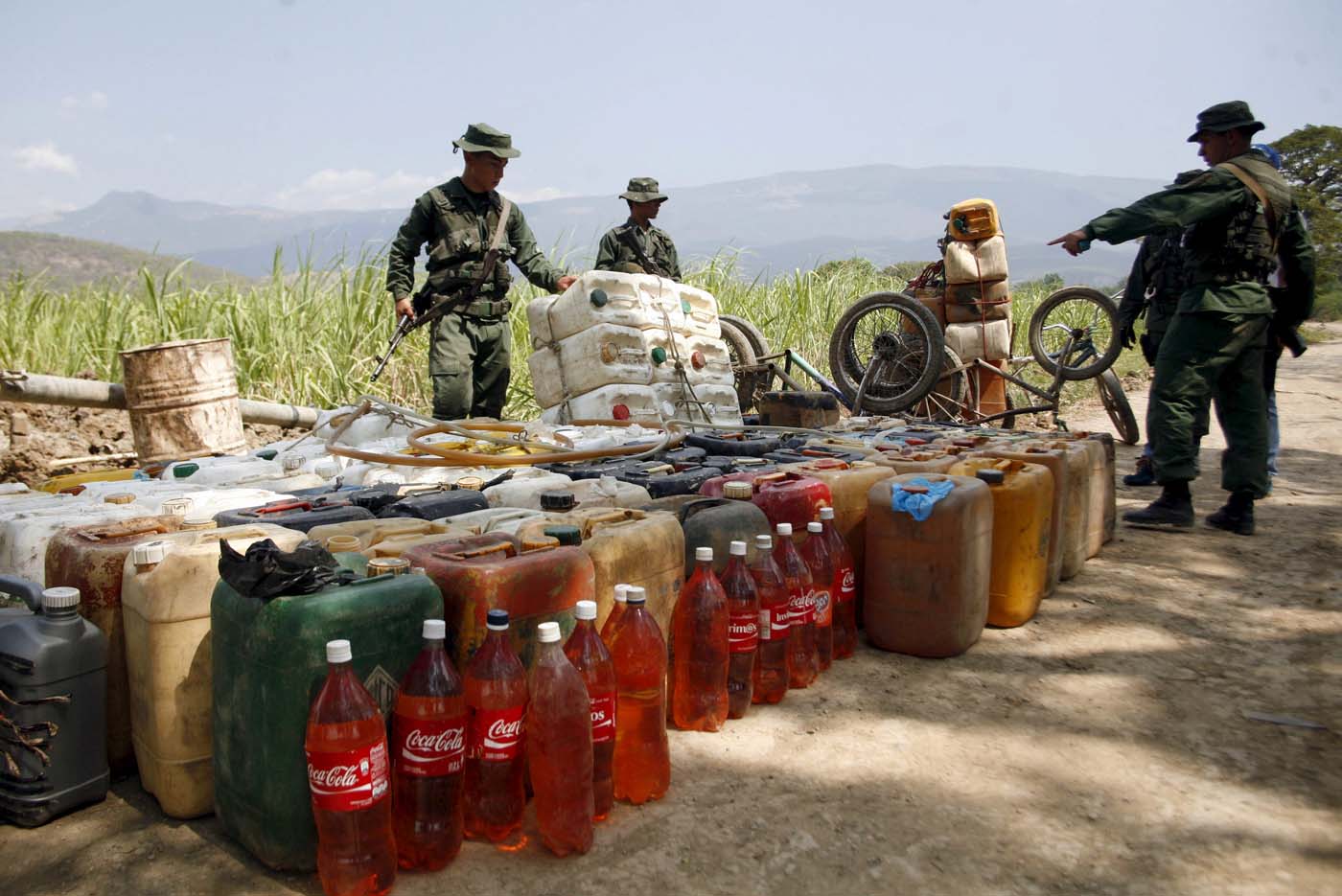 Cómo funciona el monumental contrabando de gasolina en caravana entre Venezuela y Colombia