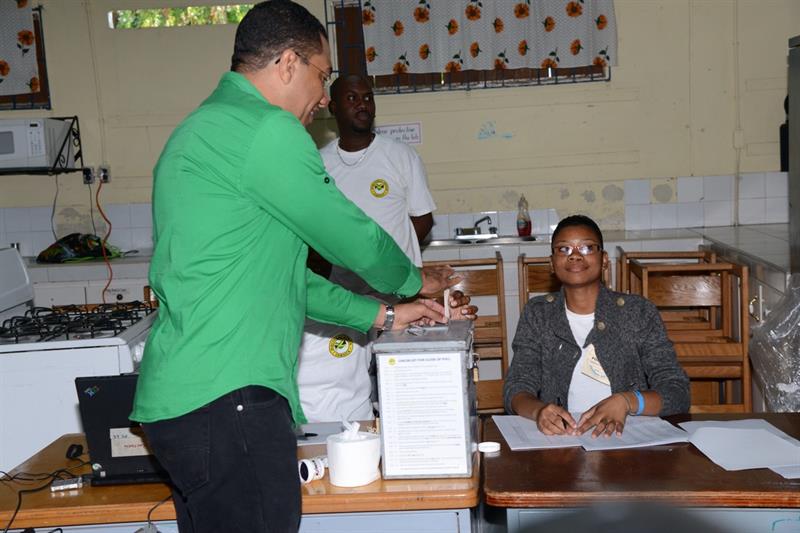 Cierran los centros de votación en Jamaica tras baja participación