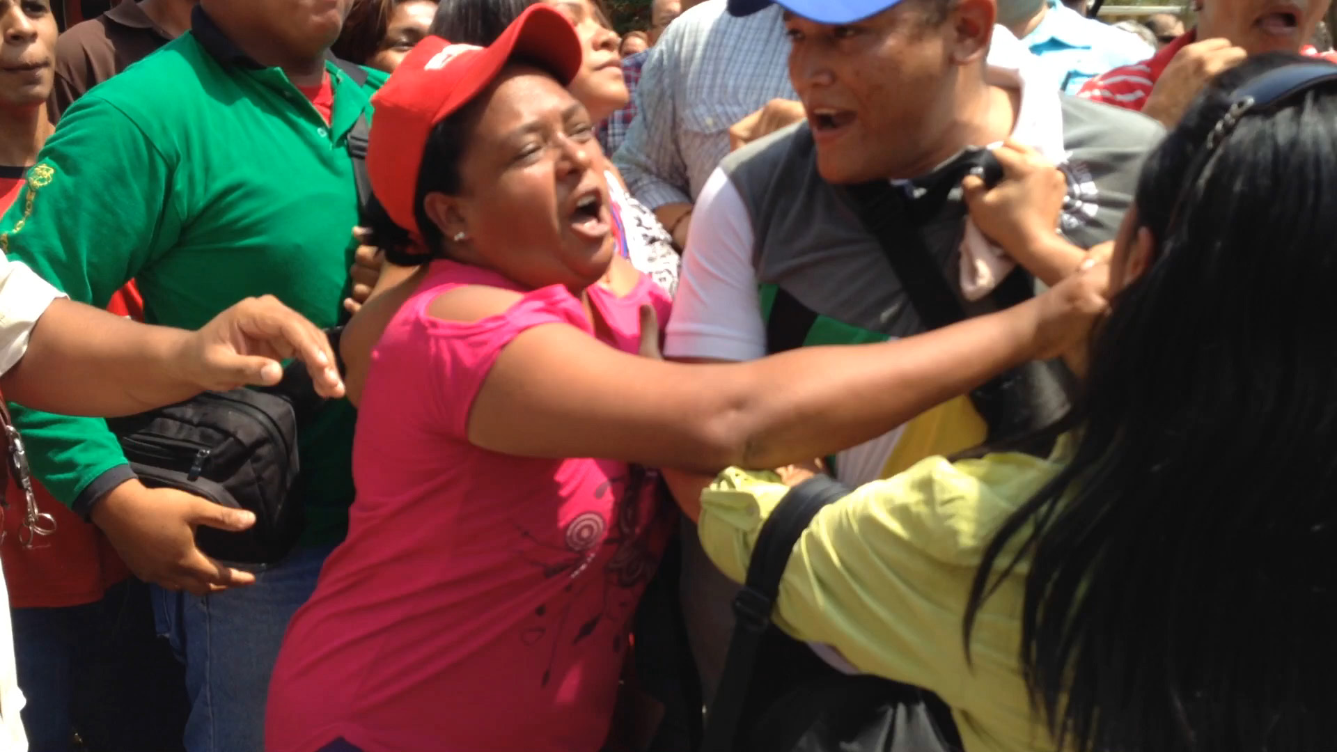 Fotos: Colectivos agreden e impiden inspección de diputados en el Hospital Universitario de Maracaibo