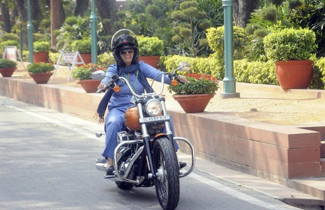  La diputada india Ranjeet Ranjan conduce su Harley-Davidson a su llegada al Parlamento en Nueva Delhi (India) hoy, 8 de marzo de 2016. Hoy se celebra el Día Internacional de la Mujer. EFE