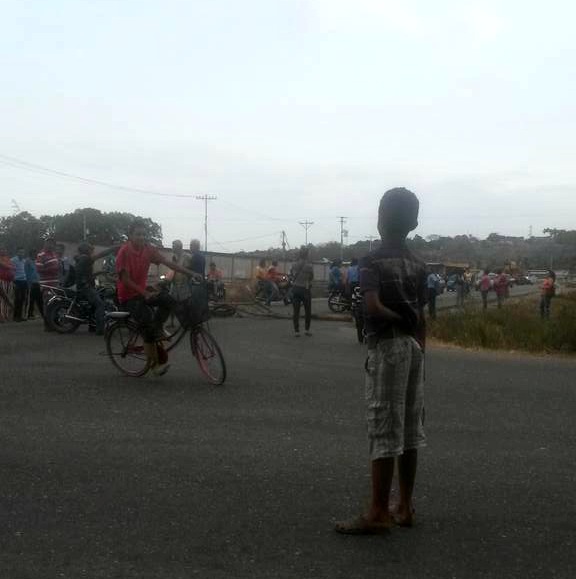 Reportan protesta por fallas en el suministro de agua en el Zulia