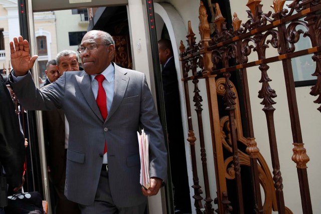 Venezuela's Vice President Aristobulo Isturiz greets supporters as he arrives to a session of the National Assembly in Caracas March 15, 2016. REUTERS/Carlos Garcia Rawlins