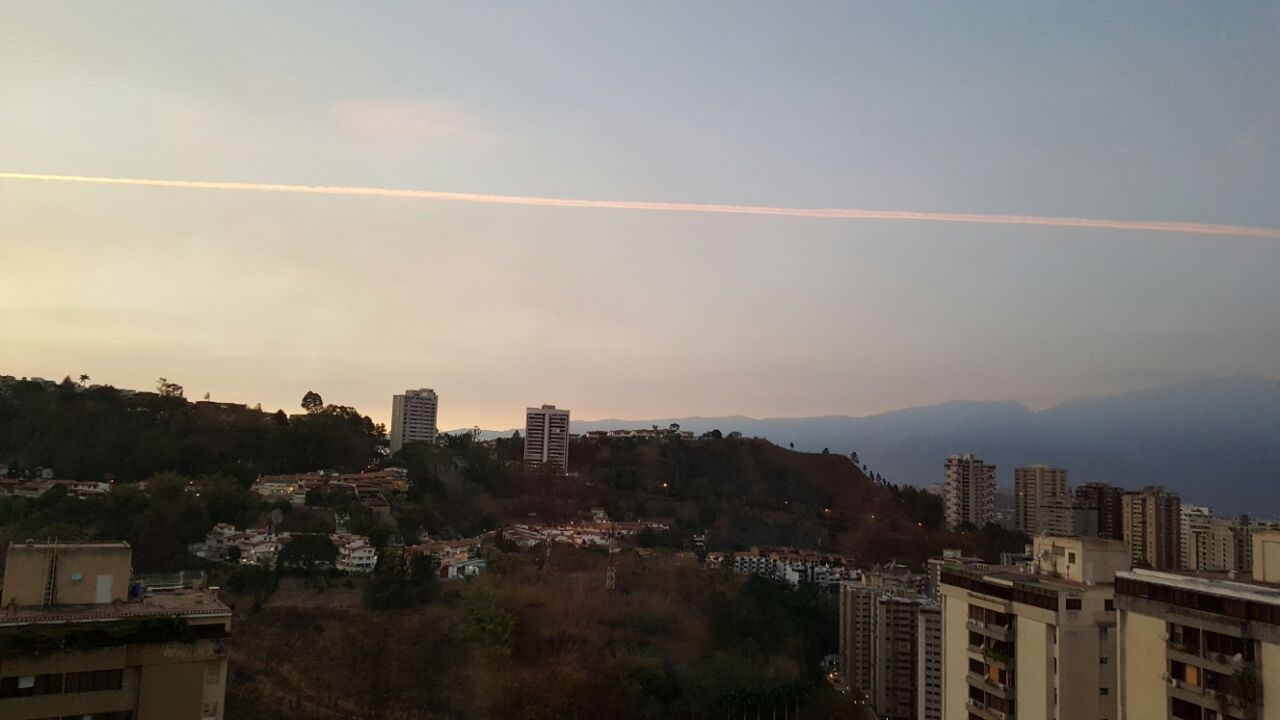 La estela anaranjada sobre el cielo de Caracas (foto)