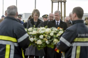 Los reyes de Bélgica visitan los escenarios de los atentados (fotos)