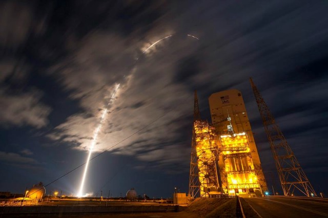 Fotografía facilitada por la compañía United Launch Alliance (ULA) que muestra el lanzamiento del cohete Atlas V con la nave espacial de suministros no tripulada Cygnus para mandar provisiones a la Estación Espacial Internacional (EEI) desde el complejo de Cabo Cañaveral en Florida (Estados Unidos) ayer, 22 de marzo de 2016. Se espera que Cygnus alcance la EEI el próximo 26 de marzo de 2016. EFE/United Launch Alliance / Handout 