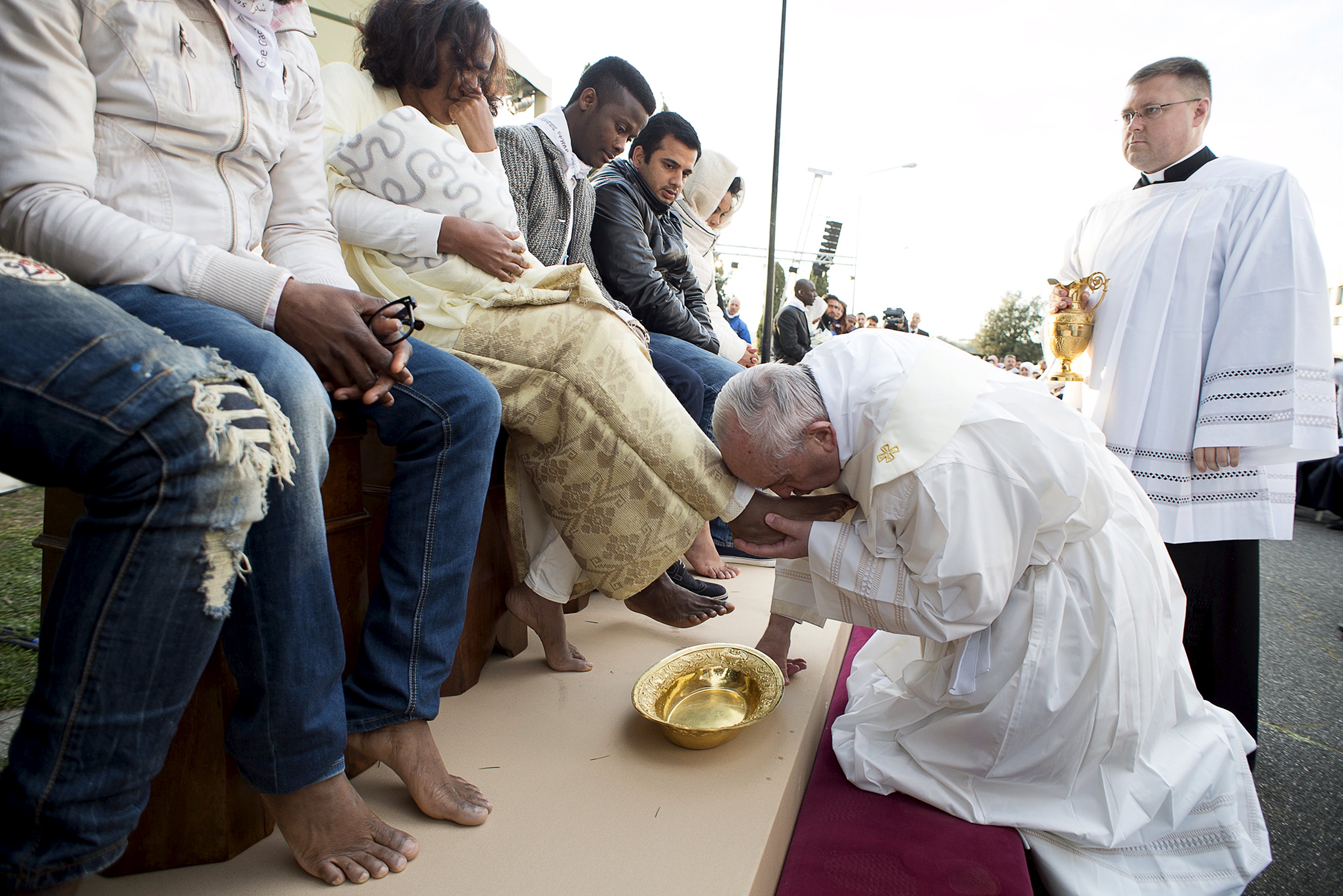 El papa Francisco lavó y besó los pies de refugiados (Fotos)