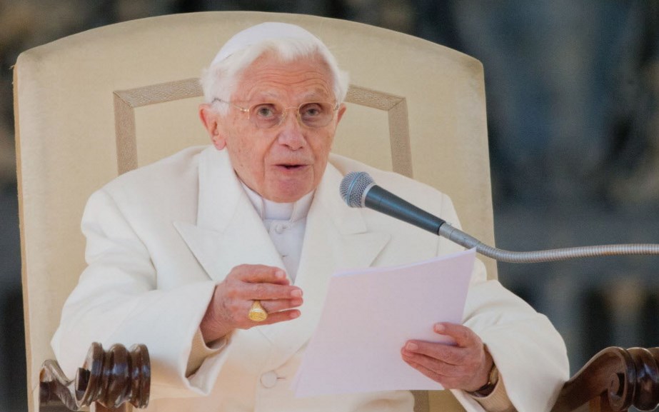 Benedicto XVI “se está apagando lentamente como una vela”, según su secretario
