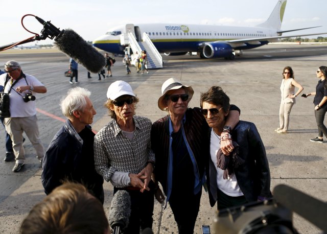 (De izquierda a derecha) Charlie Watts, Mick Jagger, Keith Richards y Ronnie Wood de los Rolling Stones hablan con los medios después de aterrizar en La Habana, 24 de marzo, 2016. Cuando la banda de rock cubana Los Kent, de Carlos Carnero, conectó sus guitarras eléctricas y batería para interpretar temas de los Rolling Stones en Isla de Pinos en la década de 1960, militares interrumpieron su actuación y enviaron a sus músicos a punta de pistola de regreso a La Habana en un barco. Cincuenta años después, Carnero se prepara para ver el viernes a los Stones en la Ciudad Deportiva de La Habana, en un recital que se prevé que congregará a alrededor de 400.000 personas, en el mayor concierto de rock jamás visto en Cuba. REUTERS/Ivan Alvarado