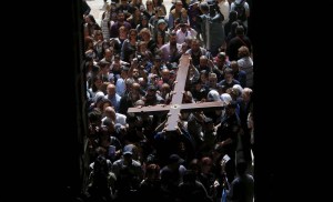 Miles de personas recorren el Camino de la Cruz en Jerusalén este Viernes Santo (Fotos)