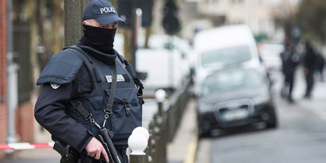 Imagen de referencia de un policía en París