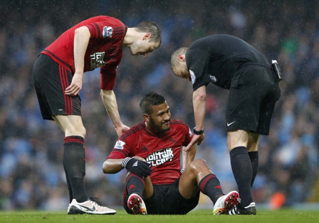 Football Soccer - Manchester City v West Bromwich Albion - Barclays Premier League - Etihad Stadium - 9/4/16 West Brom's Salomon Rondon sits injured as Jonny Evans and referee Mike Jones look on Action Images via Reuters / Carl Recine Livepic EDITORIAL USE ONLY. No use with unauthorized audio, video, data, fixture lists, club/league logos or "live" services. Online in-match use limited to 45 images, no video emulation. No use in betting, games or single club/league/player publications. Please contact your account representative for further details.