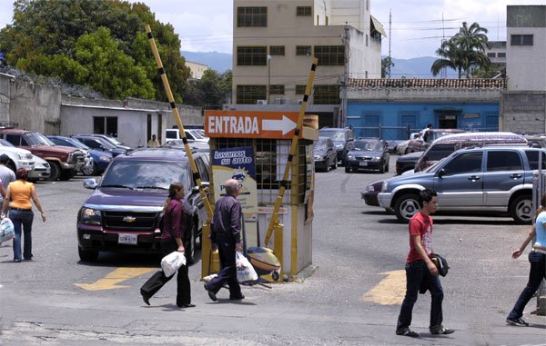 Sundde estudiará nuevos precios de estacionamientos