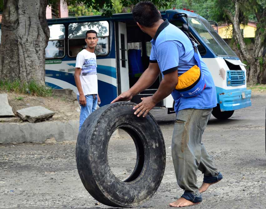 Más de mil unidades de colectivos paralizadas en Carabobo por falta de cauchos