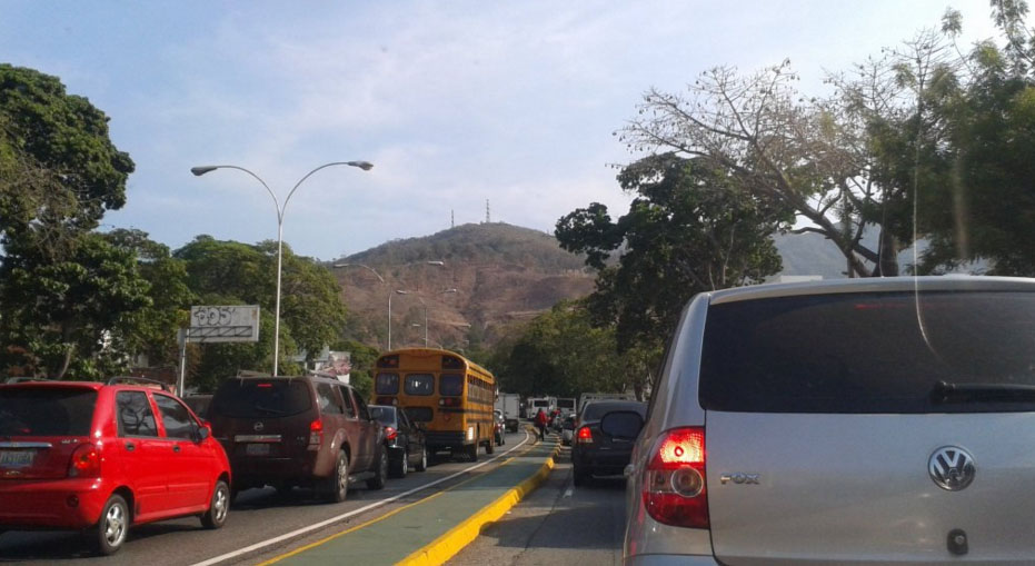 Trancada la avenida Baralt sentido hacia la Cota Mil