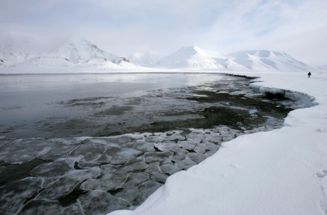 Imagen de archivo de la costa el el poblado ártico de Longyearbyen, Noruega, abre 23, 2007. ¿Cansado de la vida cotidiana acelerada y de hacer maratones de los programas de televisión más recientes? Noruega quizás tenga la respuesta con su última entrega de "televisión lenta": observar las fluctuaciones de la marea durante 12 horas seguidas sin interrupción.      REUTERS/Francois Lenoir