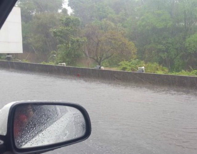 Laguna y cola en la Prados del Este por lluvias