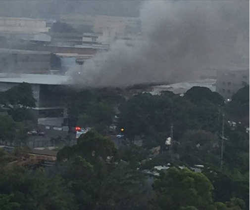 Controlado incendio en galpón de zona industrial La Yaguara