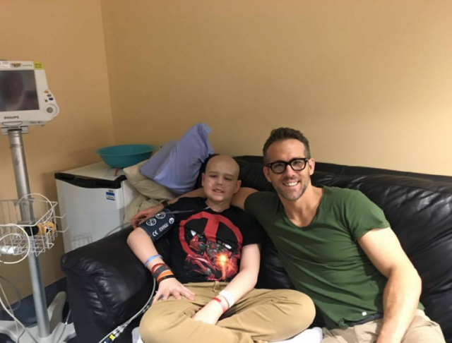 El niño fallecido por cáncer que le robó el corazón a Ryan Reynolds (Fotos)