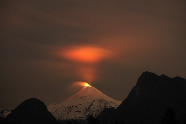 Volcán Villarrica es visto por la noche en Pucón, Chile, 3 de mayo de 2016. REUTERS / Cristóbal Saavedra