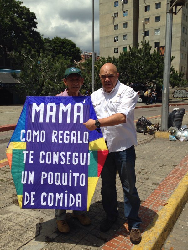 El hombre del papagayo y su regalo por el día de la Madre (foto)