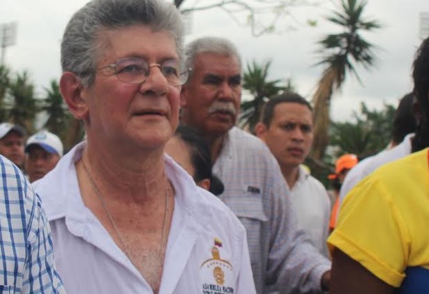 Por el Revocatorio, Ramos Allup es capaz de dejar hasta la “suela pegada” (FOTO)