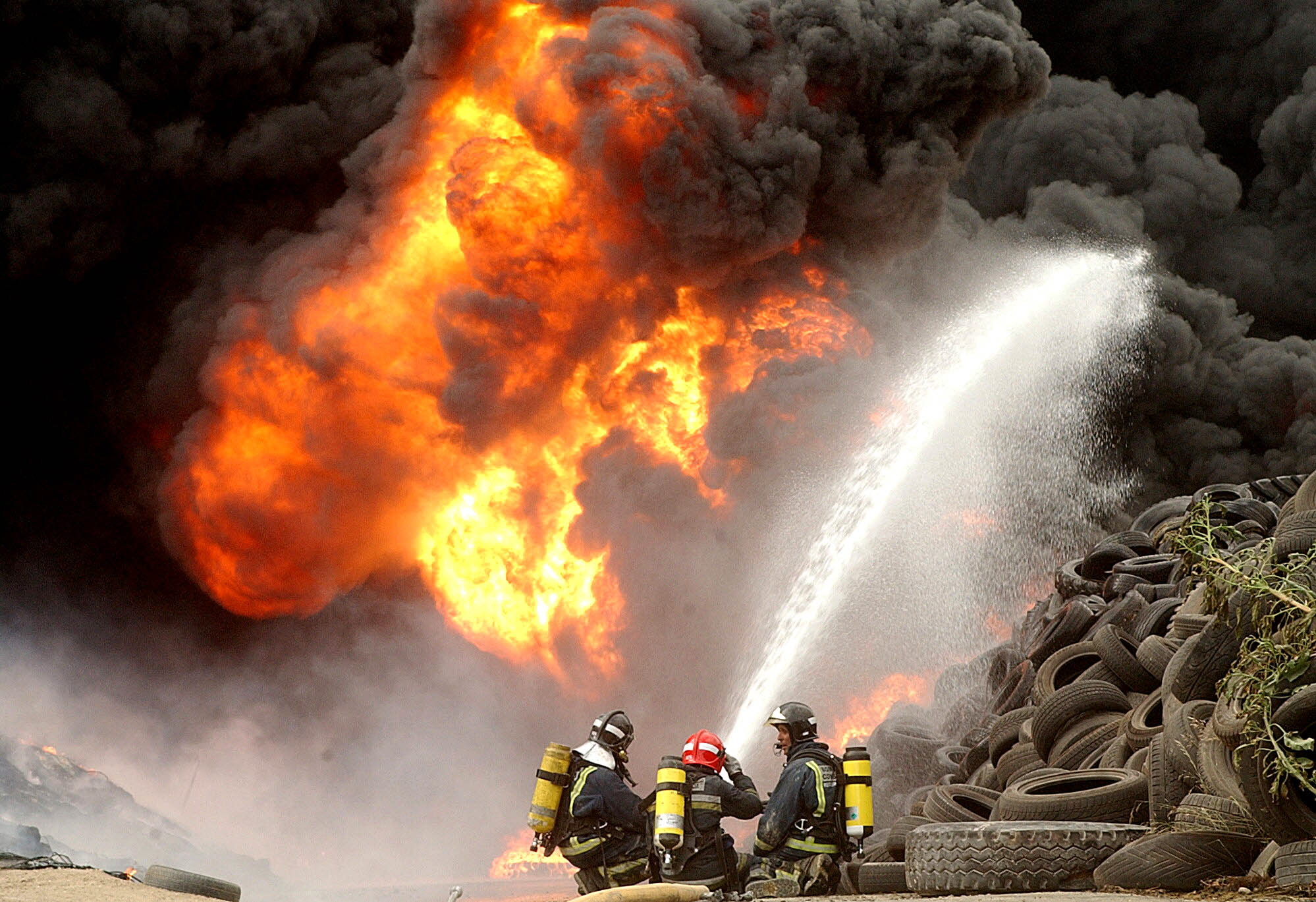 Arde cerca de Madrid el mayor vertedero de neumáticos de Europa