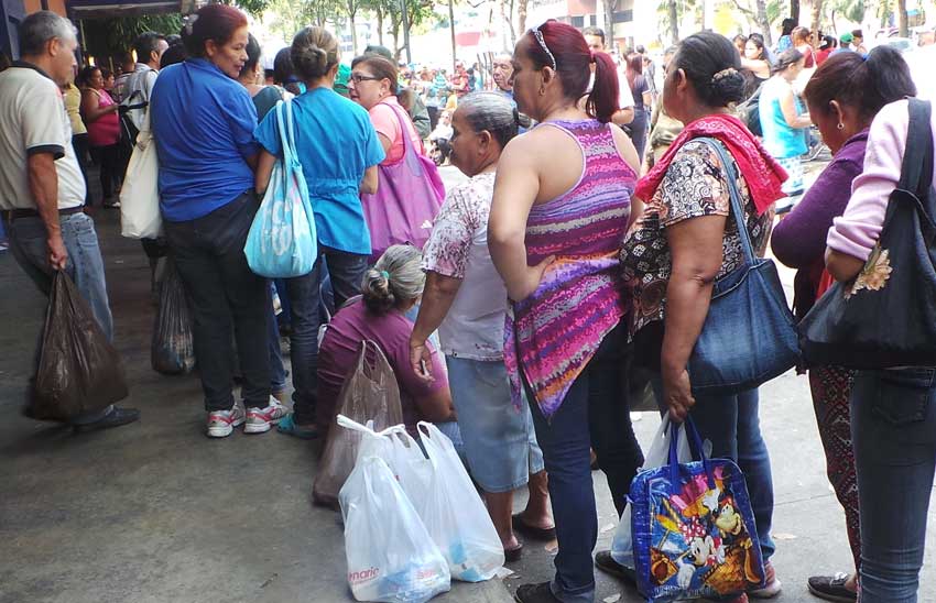 Ancianos, discapacitados y embarazadas son los que más sufren la escasez