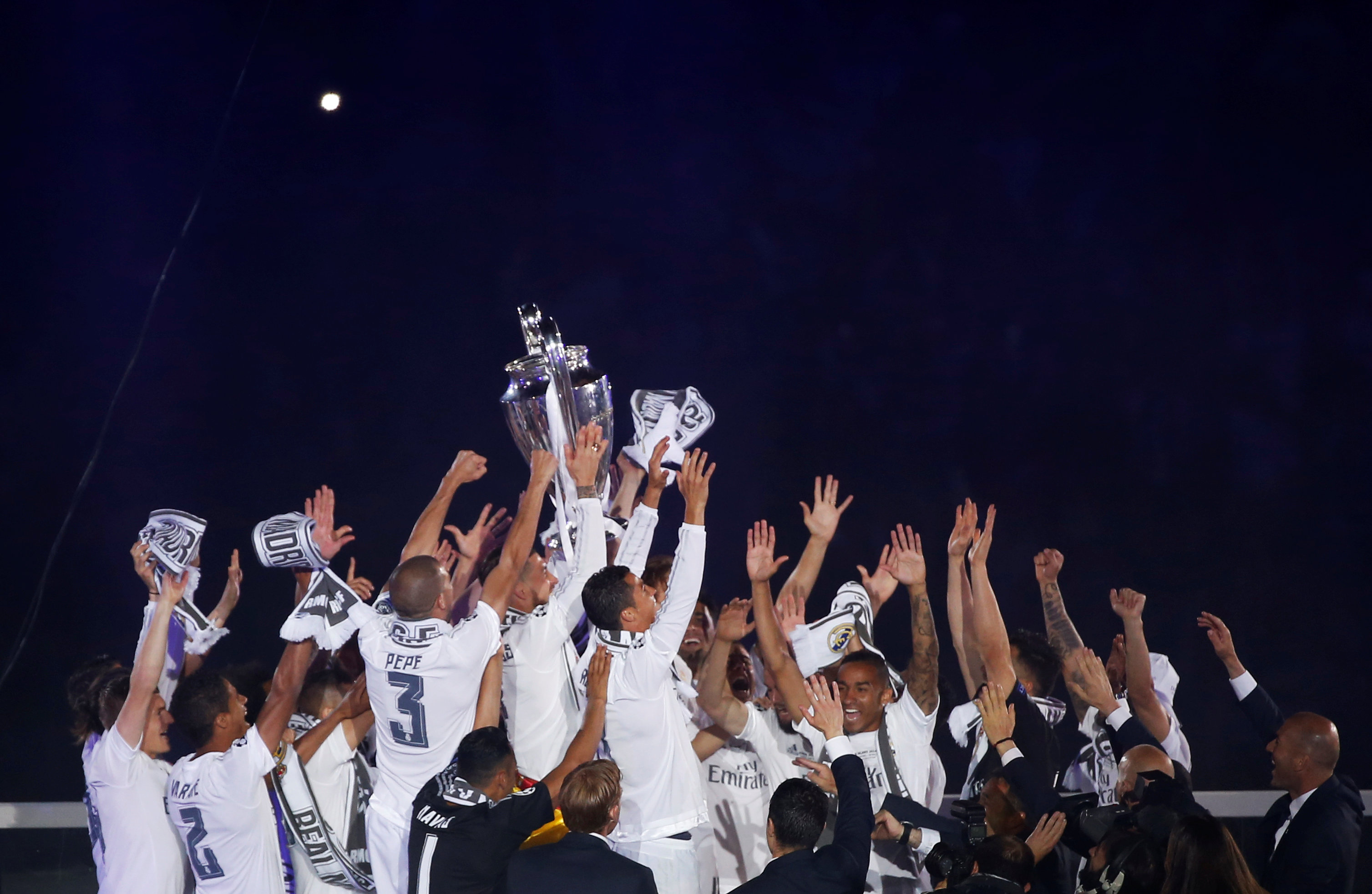 Los campeones del Real Madrid ofrecen la copa a sus seguidores