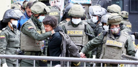Centenares de indigentes se enfrentaron a policía en Bogotá por desalojo