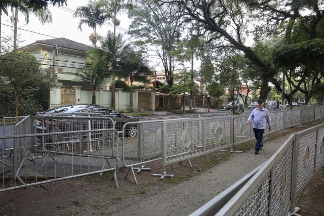 BRA81. SAO PAULO (BRASIL), 01/06/2015.- Vista hoy, miércoles 1 de junio de 2016, de parte de la residencia particular del presidente interino de Brasil, Michel Temer, en Sao Paulo, cercada con vallas para evitar el hostigamiento a su familia de manifestantes críticos contra el Gobierno que se pueden concentran en los alrededores de la vivienda. La medida, según las autoridades locales, fue tomada el martes para "reforzar" la seguridad de la familia del mandatario interino después de que el pasado día 22 la antidisturbios de la Policía Militar dispersara una manifestación frente a la casa de Temer. EFE/Sebastião Moreira