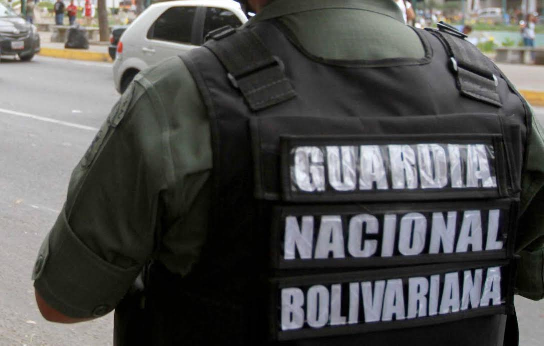 Privan de libertad a nueve funcionarios de la GNB por muerte de un hombre en Sucre durante protesta