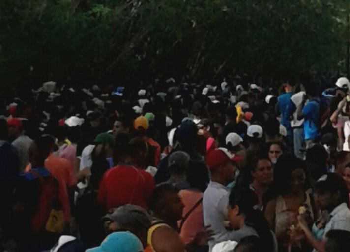 Así está la cola para comprar comida en Unicasa de Margarita (foto)