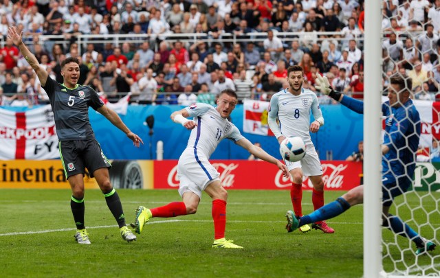 Football Soccer - England v Wales - EURO 2016 - Group B - Stade Bollaert-Delelis, Lens, France - 16/6/16 England's Jamie Vardy scores their first goal REUTERS/Lee Smith Livepic