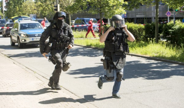 Foto: Las fuerzas especiales acuden al lugar del suceso en Viernheim /  elmundo.es