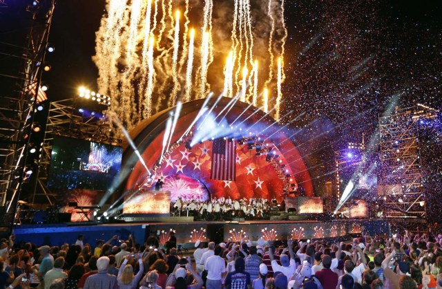 Fuegos artificiales salen de detrás del escenario del Hatch Shell durante los ensayos para el Boston Pops Fireworks Spectacular en el Esplanade de Boston, el 3 de julio de 2016. (AP Foto/Michael Dwyer)